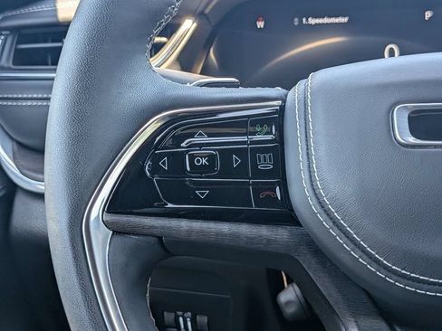 Used 2025 Jeep Grand Cherokee Overland w/ Luxury Tech Group IV AWD/4WD image 26