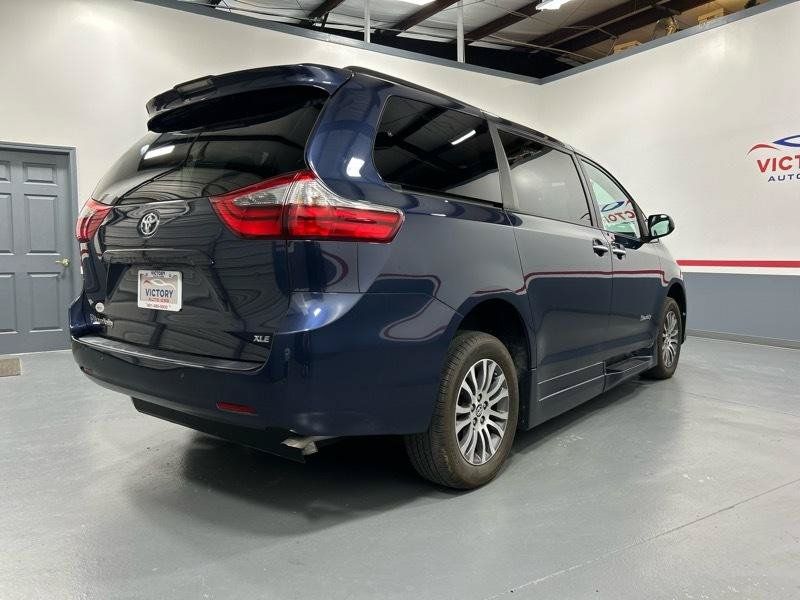Used 2020 Toyota Sienna XLE w/ XLE Navigation Package FWD image 7