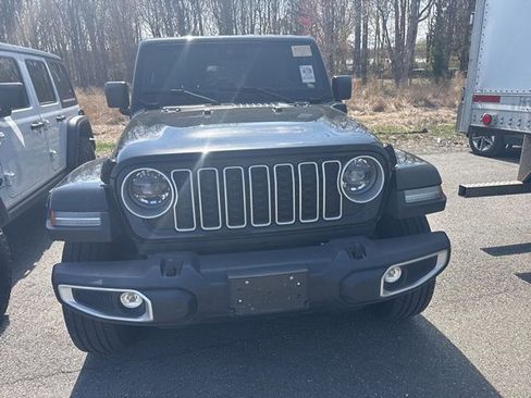 Used 2025 Jeep Wrangler Unlimited Sahara AWD/4WD image 4