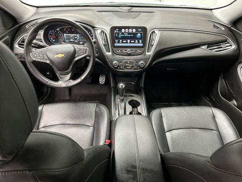 Used 2017 Chevrolet Malibu LT w/ Leather Package FWD image 4