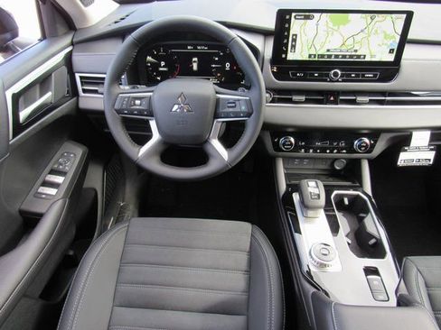 New 2025 Mitsubishi Outlander SE image 11