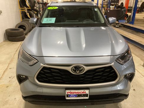 Used 2024 Toyota Highlander XLE image 2