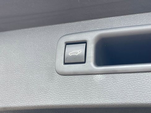 Used 2023 Toyota Highlander XLE FWD image 28