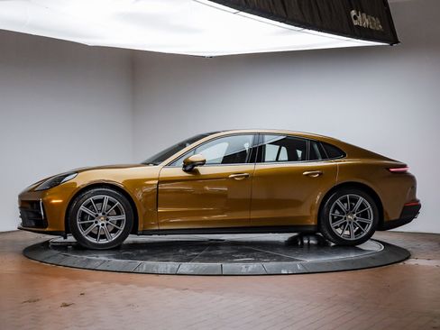 Used 2025 Porsche Panamera image 3