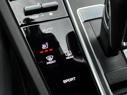 Used 2023 Porsche Cayenne Platinum Edition image 36