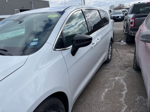 Used 2025 Chrysler Pacifica Select image 7