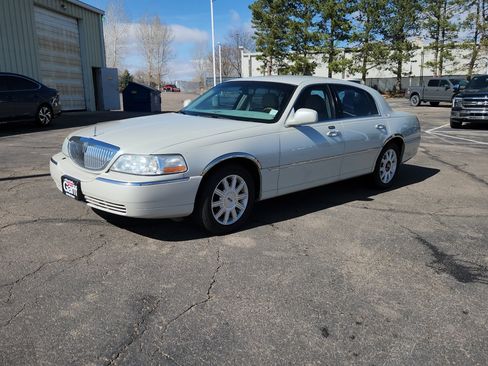 Used 2006 Lincoln Town Car Signature Limited image 3