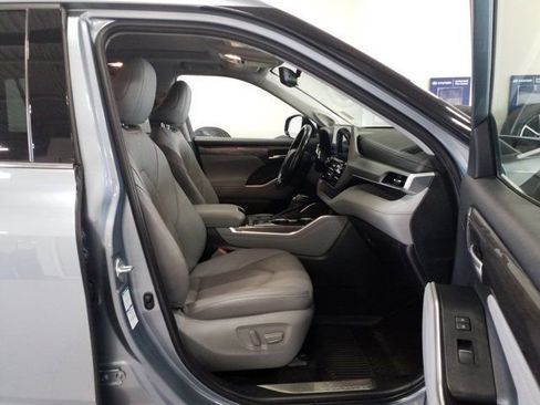 Used 2021 Toyota Highlander Platinum AWD/4WD image 16