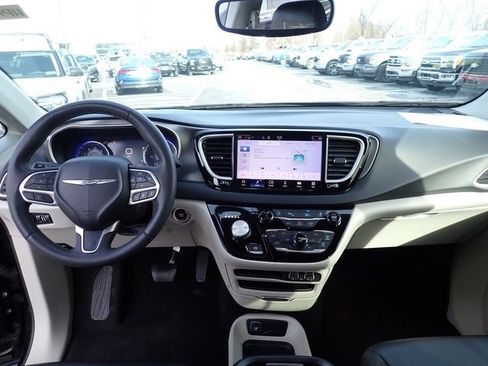 Used 2023 Chrysler Pacifica Touring-L image 20