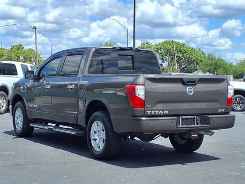 Used 2017 Nissan Titan SV image 4