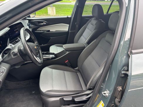Used 2025 Chevrolet Trax LT w/ LT Convenience Package FWD image 31