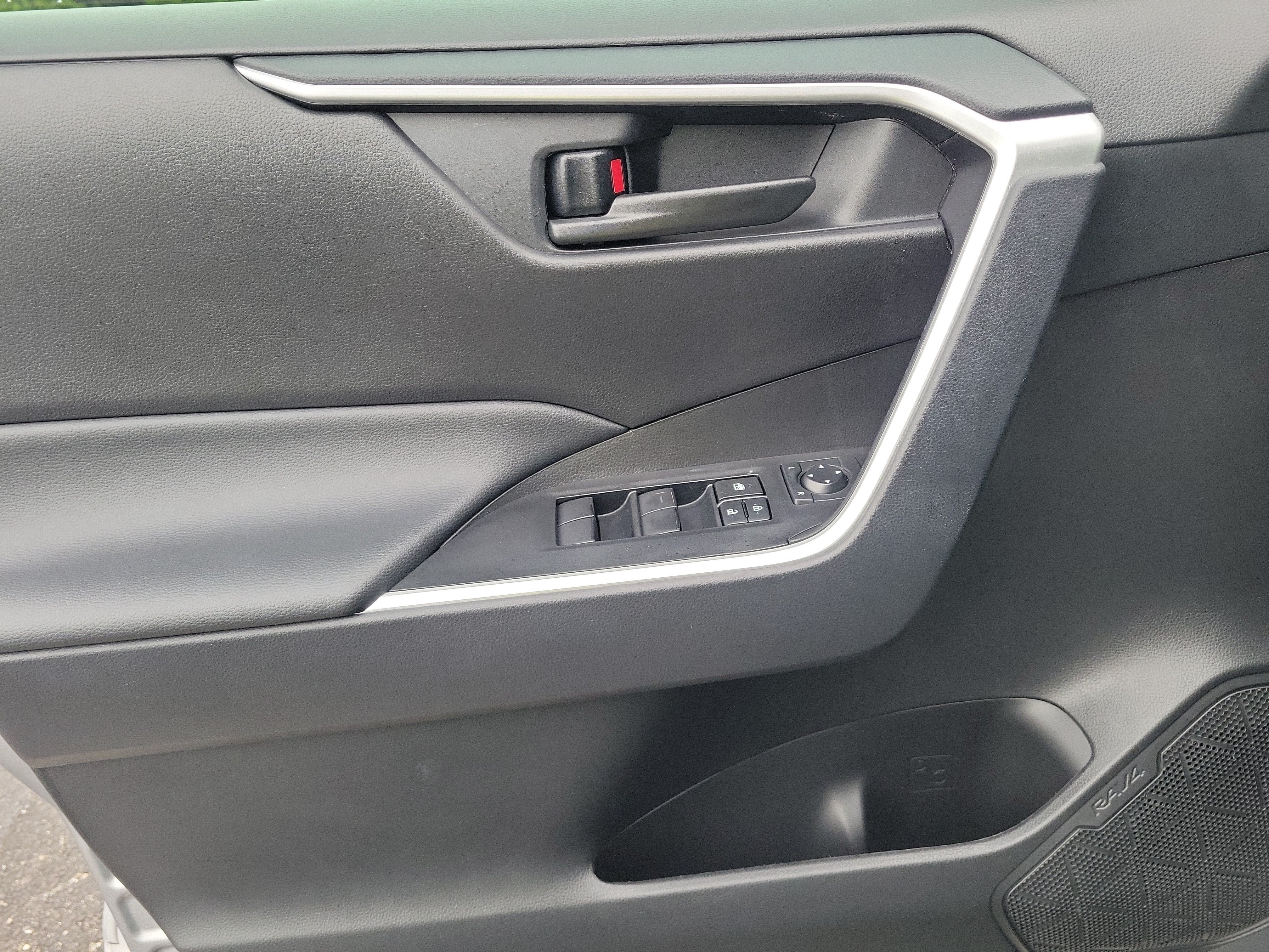 Used 2024 Toyota RAV4 LE FWD image 20