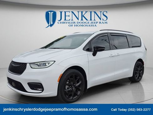 Used 2024 Chrysler Pacifica Limited AWD/4WD image 10