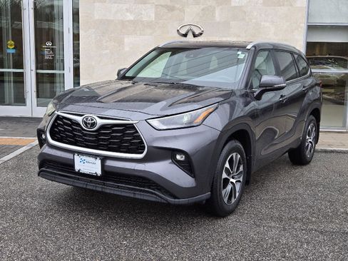 Used 2025 Toyota Highlander XLE image 1