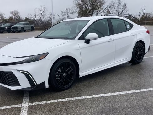 Used 2026 Toyota Camry SE w/ Convenience Package image 4