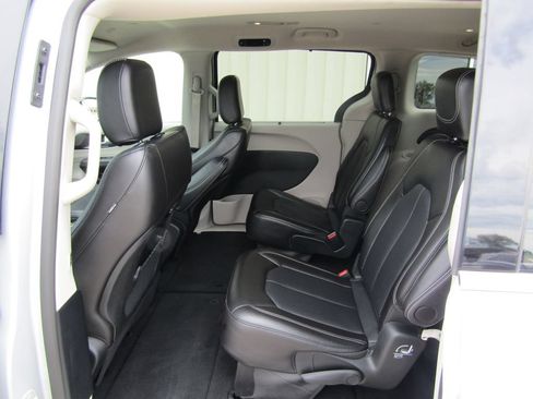 Used 2024 Chrysler Pacifica Touring-L FWD image 33