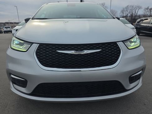 Used 2024 Chrysler Pacifica Touring-L image 2