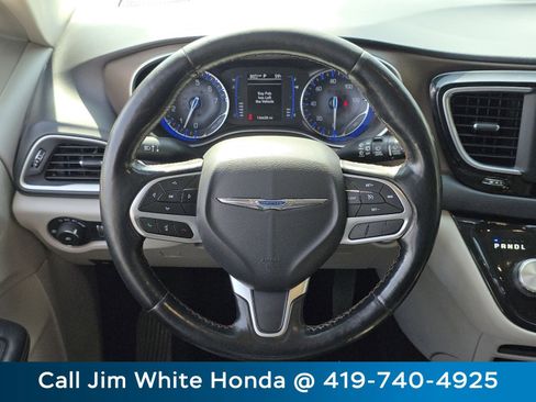 Used 2019 Chrysler Pacifica Touring-L FWD image 25