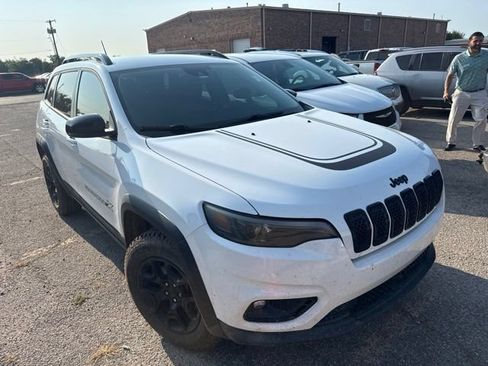 Used 2022 Jeep Cherokee Latitude AWD/4WD image 3