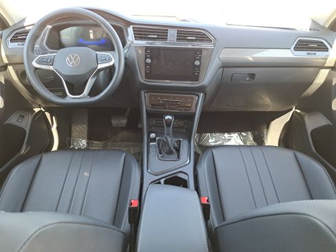 Used 2024 Volkswagen Tiguan SE image 8