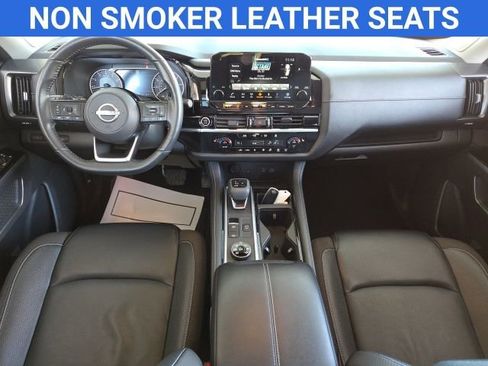 Used 2023 Nissan Pathfinder SL image 2