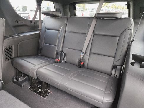 Certified 2025 Chevrolet Suburban LT RWD image 16