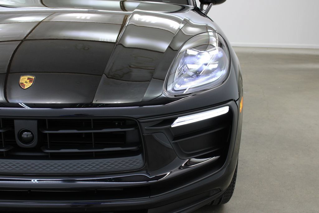 Certified 2025 Porsche Macan AWD/4WD image 10