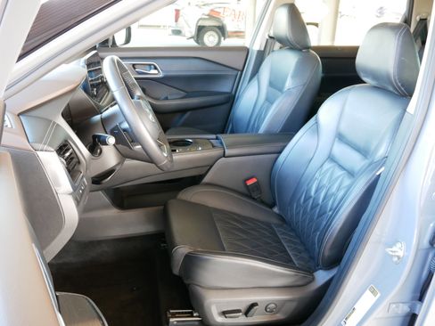 Used 2022 Nissan Rogue Platinum w/ Head-Up Display Package image 2