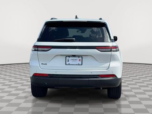 Used 2023 Jeep Grand Cherokee Altitude AWD/4WD image 5