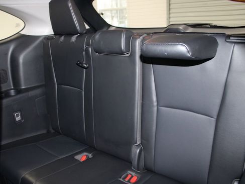 Used 2022 Toyota Highlander XLE AWD/4WD image 25