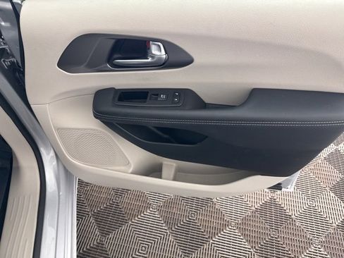 Used 2024 Chrysler Pacifica Touring-L image 20
