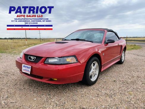 Used 2001 Ford Mustang Convertible RWD image 2
