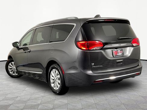 Used 2018 Chrysler Pacifica Touring-L Plus FWD image 4