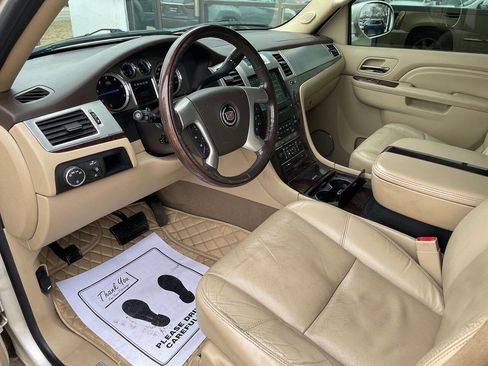 Used 2010 Cadillac Escalade Premium image 14