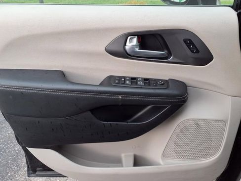 Used 2024 Chrysler Pacifica Touring-L image 12