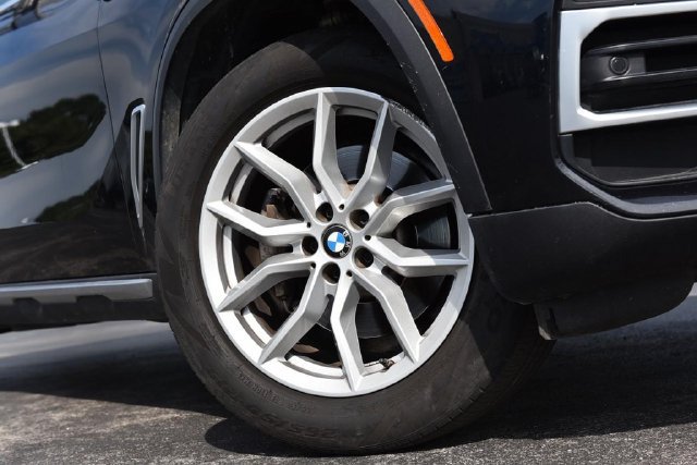 Used 2022 BMW X5 xDrive40i w/ Executive Package AWD/4WD image 3