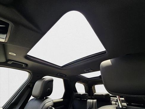 Certified 2024 Land Rover Discovery Dynamic SE image 16