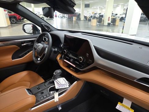 New 2026 Toyota Highlander Platinum image 9