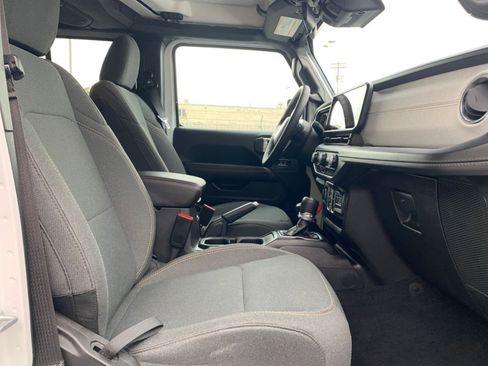 Used 2025 Jeep Wrangler Sahara image 35