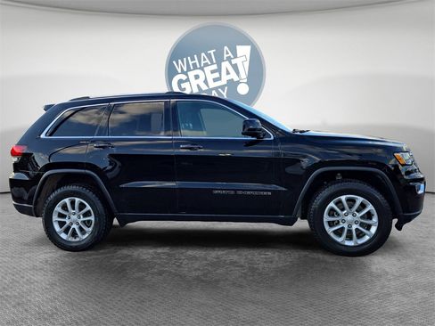 Used 2021 Jeep Grand Cherokee Laredo image 2