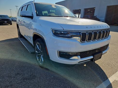 Used 2022 Jeep Wagoneer Series III w/ Premium Group I AWD/4WD image 2