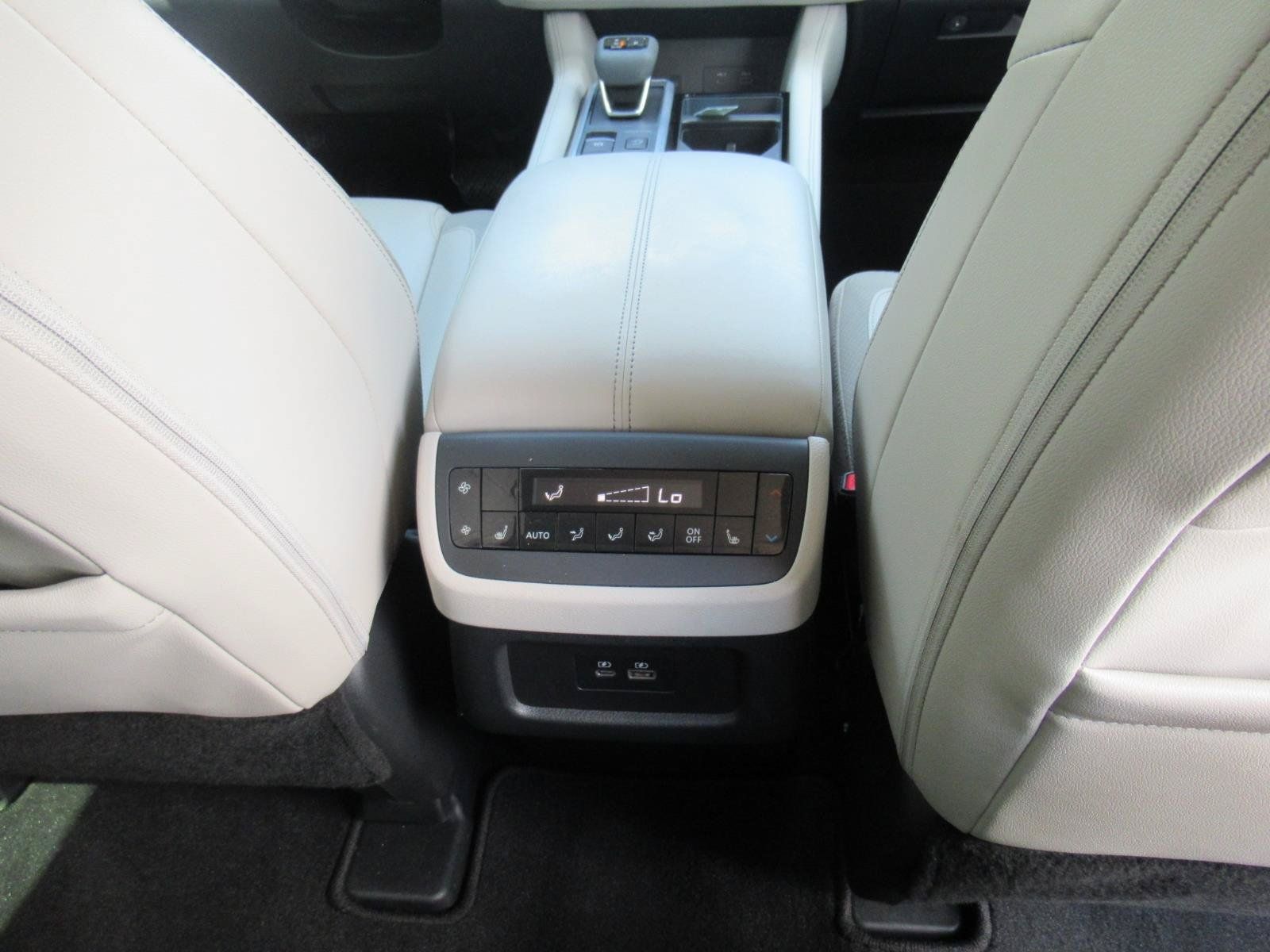 Used 2024 Nissan Pathfinder SL w/ SL Premium Package FWD image 33