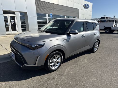 Used 2024 Kia Soul LX w/ Option Group 015 FWD image 1