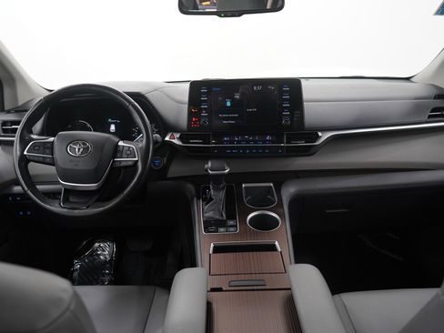 Used 2021 Toyota Sienna XLE image 17