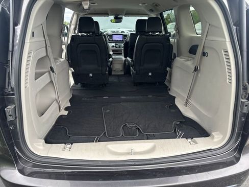 Used 2023 Chrysler Pacifica Touring-L FWD image 23