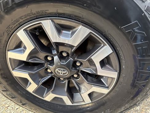 Used 2021 Toyota Tacoma TRD Off-Road image 14