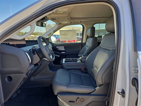 New 2025 Ford Expedition Active image 39