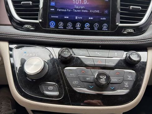 Used 2017 Chrysler Pacifica Limited image 38