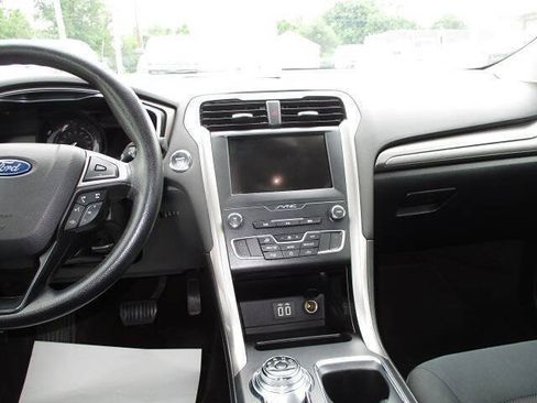 Used 2019 Ford Fusion SE FWD image 17