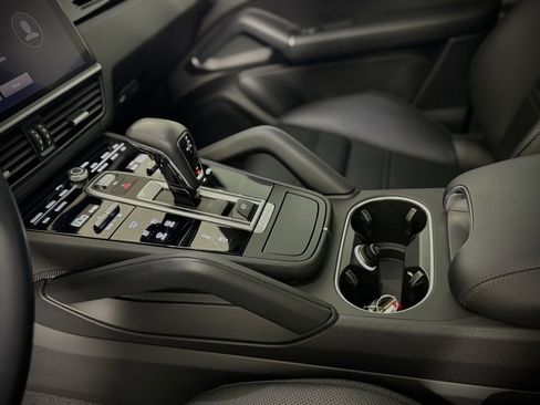 Used 2023 Porsche Cayenne Coupe image 24